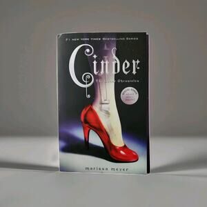 Cinder : Book One of the Lunar Chronicles by Marissa Meyer 2013, Perfect